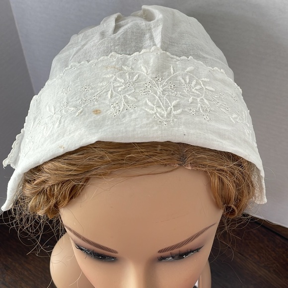 Antique/Victorian era light cotton/linen, embroidered, cap/bonnet - Picture 2 of 9